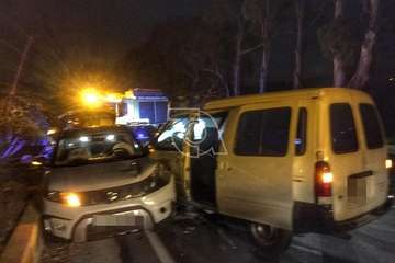 Los bomberos de Telde liberan a una conductora que quedó atrapada en su vehículo tras una colisión (Foto TA)