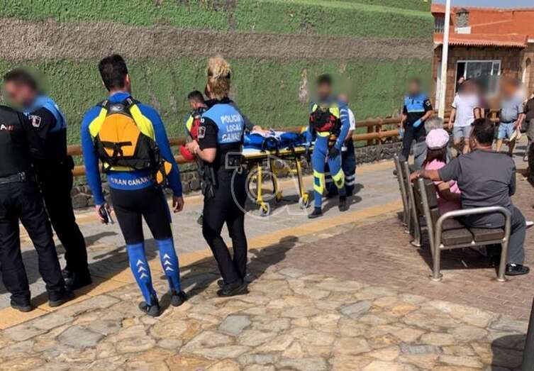 Momento de la evacuación de la accidentada (Foto TA)