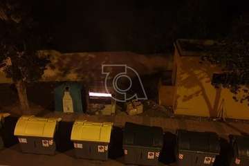 Incendio intencionado de un contenedor en la calle de Juan Negrín de Los Llanos de Telde (Foto TA)