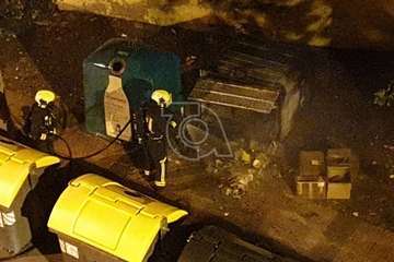 Incendio intencionado de un contenedor en la calle de Juan Negrín de Los Llanos de Telde (Foto TA)
