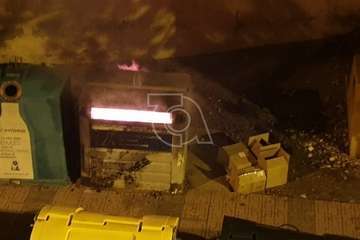 Incendio intencionado de un contenedor en la calle de Juan Negrín de Los Llanos de Telde (Foto TA)