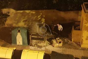 Incendio intencionado de un contenedor en la calle de Juan Negrín de Los Llanos de Telde (Foto TA)