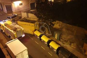 Incendio intencionado de un contenedor en la calle de Juan Negrín de Los Llanos de Telde (Foto TA)