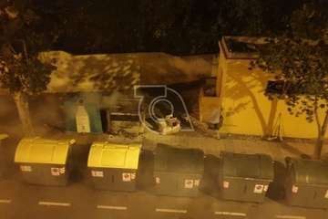 Incendio intencionado de un contenedor en la calle de Juan Negrín de Los Llanos de Telde (Foto TA)