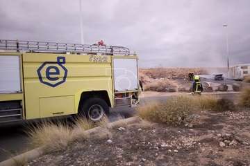  Los bomberos emplean 1.500 litros de agua en sofocar un incendio en El Goro (Foto TA)