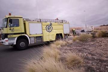  Los bomberos emplean 1.500 litros de agua en sofocar un incendio en El Goro (Foto TA)