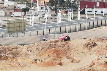 Un turismo se precipita por un terraplén tras una persecución de la Policía Local de Telde (Foto TA)