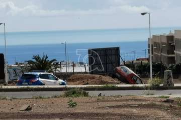 Un turismo se precipita por un terraplén tras una persecución de la Policía Local de Telde (Foto TA)