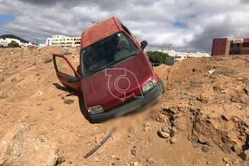Un turismo se precipita por un terraplén tras una persecución de la Policía Local de Telde (Foto TA)