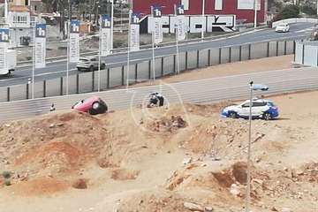 Un turismo se precipita por un terraplén tras una persecución de la Policía Local de Telde (Foto TA)