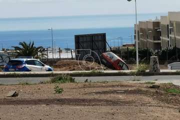 Un turismo se precipita por un terraplén tras una persecución de la Policía Local de Telde (Foto TA)