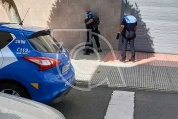 Un turismo se precipita por un terraplén tras una persecución de la Policía Local de Telde (Foto TA)