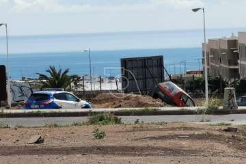 Un turismo se precipita por un terraplén tras una persecución de la Policía Local de Telde (Foto TA)
