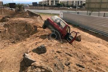 Un turismo se precipita por un terraplén tras una persecución de la Policía Local de Telde (Foto TA)
