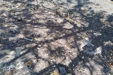 Unos ladrones roban una mesa del área recreativa de Arenales (Foto TA)