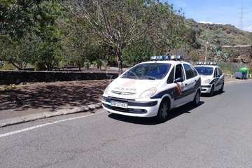 Unos ladrones roban una mesa del área recreativa de Arenales (Foto TA)