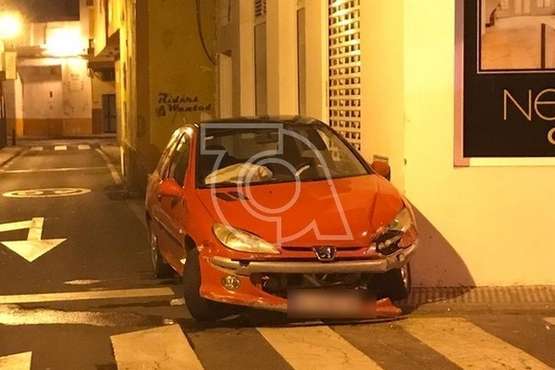 Un turismo se empotra contra una esquina en Los Llanos y su conductor se da a la fuga (Foto TA)