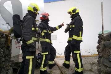  Un incendio en una vivienda causa una gran humareda en el Valle de los Nueve (Foto TA)