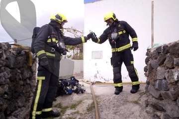  Un incendio en una vivienda causa una gran humareda en el Valle de los Nueve (Foto TA)
