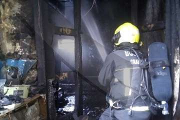  Un incendio en una vivienda causa una gran humareda en el Valle de los Nueve (Foto TA)