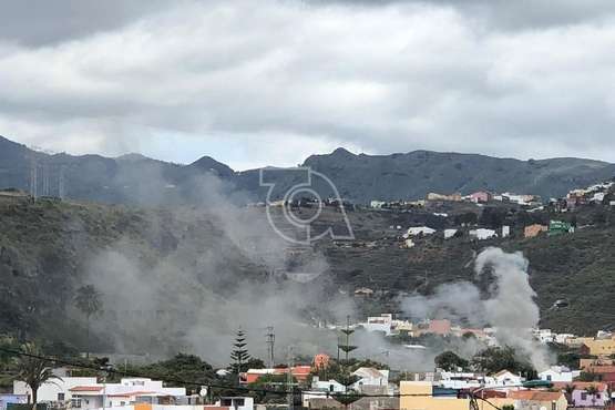  Un incendio en una vivienda causa una gran humareda en el Valle de los Nueve (Foto TA)