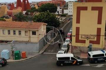  Amplio despliegue policial en Las Longueras para detener a un joven 'okupa' (Foto TA)