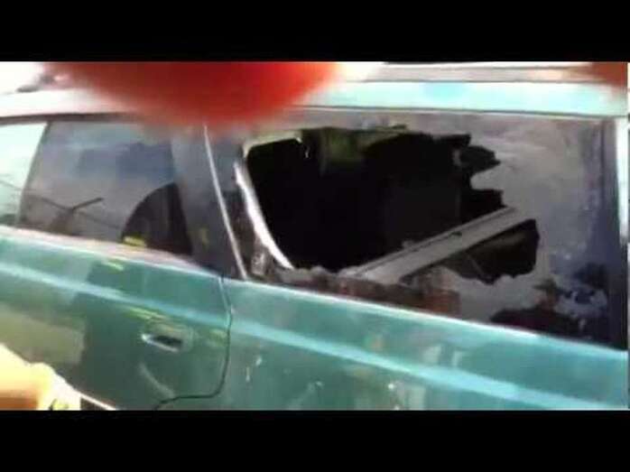 Imagen de archivo de la ventanilla de un coche rota por un ladrón (Foto Multimedia)