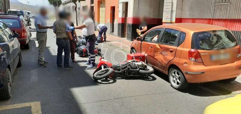 Las motos y motoristas en el suelo antes de llegar los servicios sanitarios (Foto TA)