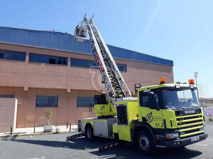 El camión escala del parque de bomberos de Telde en el lugar de los hechos (Foto TA)