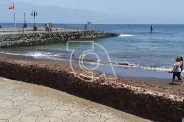Menores bañandose en la playa (Foto TA)