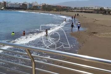 Menores bañandose en la playa (Foto TA)