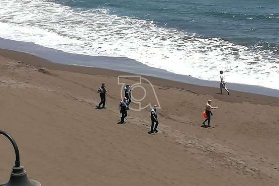 Un bañista se enfrenta a la Policía Local en Melenara (Foto TA)