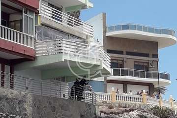 Intervención de los bomberos en Clavellinas ante la caída de cascotes del balcón de una vivienda de varias plantas (Foto TA)