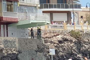 Intervención de los bomberos en Clavellinas ante la caída de cascotes del balcón de una vivienda de varias plantas (Foto TA)