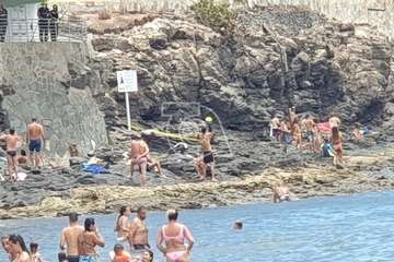 Intervención de los bomberos en Clavellinas ante la caída de cascotes del balcón de una vivienda de varias plantas (Foto TA)