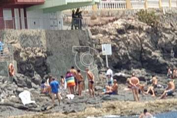 Intervención de los bomberos en Clavellinas ante la caída de cascotes del balcón de una vivienda de varias plantas (Foto TA)