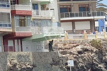 Intervención de los bomberos en Clavellinas ante la caída de cascotes del balcón de una vivienda de varias plantas (Foto TA)