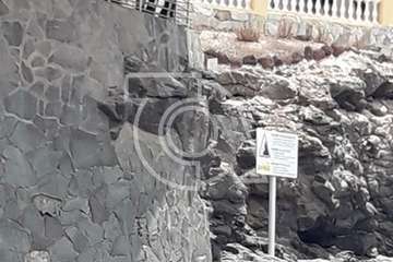 Intervención de los bomberos en Clavellinas ante la caída de cascotes del balcón de una vivienda de varias plantas (Foto TA)