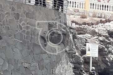 Intervención de los bomberos en Clavellinas ante la caída de cascotes del balcón de una vivienda de varias plantas (Foto TA)