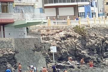 Intervención de los bomberos en Clavellinas ante la caída de cascotes del balcón de una vivienda de varias plantas (Foto TA)