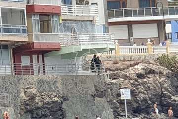 Intervención de los bomberos en Clavellinas ante la caída de cascotes del balcón de una vivienda de varias plantas (Foto TA)