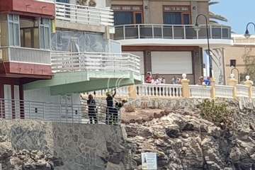 Intervención de los bomberos en Clavellinas ante la caída de cascotes del balcón de una vivienda de varias plantas (Foto TA)