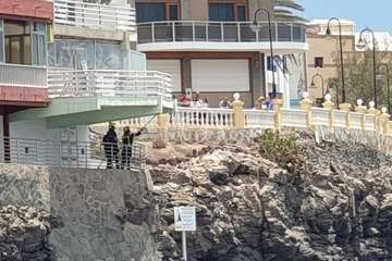 Intervención de los bomberos en Clavellinas ante la caída de cascotes del balcón de una vivienda de varias plantas (Foto TA)