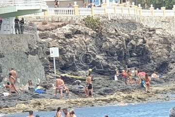 Intervención de los bomberos en Clavellinas ante la caída de cascotes del balcón de una vivienda de varias plantas (Foto TA)