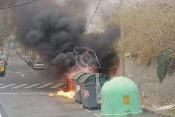 incendio de un contenedor de basura en La Herradura (Foto Antonio Alí/TA)