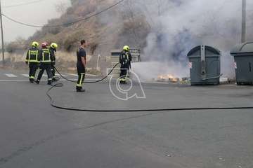 incendio de un contenedor de basura en La Herradura (Foto Antonio Alí/TA)