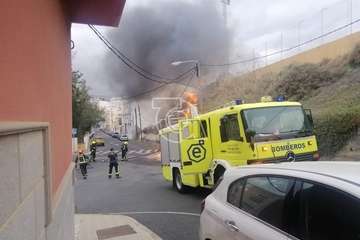 incendio de un contenedor de basura en La Herradura (Foto Antonio Alí/TA)