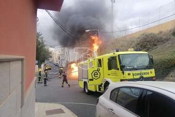 incendio de un contenedor de basura en La Herradura (Foto Antonio Alí/TA)