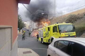 incendio de un contenedor de basura en La Herradura (Foto Antonio Alí/TA)