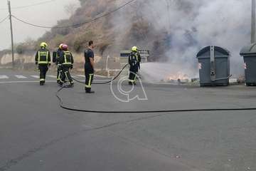 incendio de un contenedor de basura en La Herradura (Foto Antonio Alí/TA)